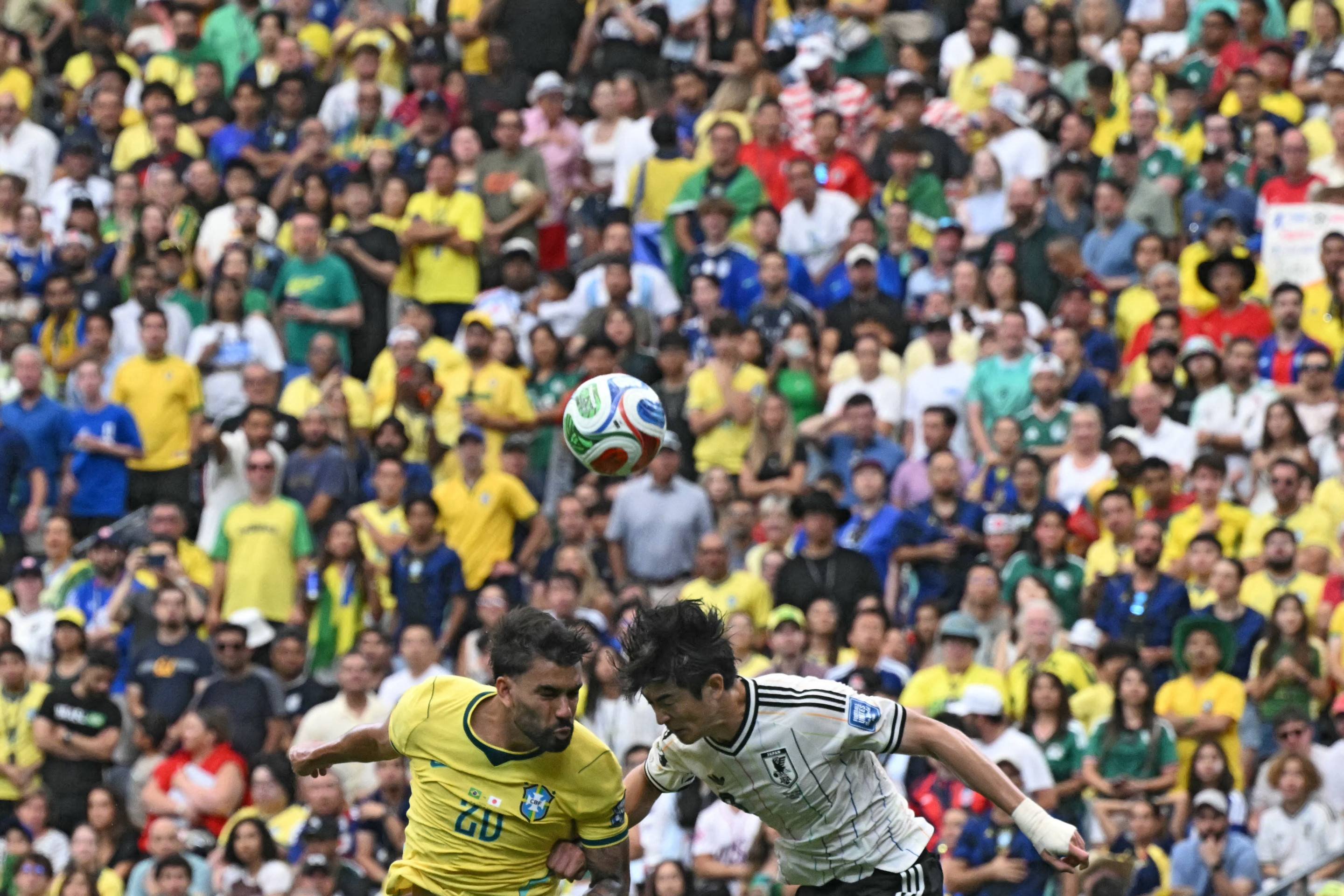  ucas Paquet&aacute; e Shogo Taniguchi duelam pela bola no confronto entre Brasil x Jap&atilde;o, pela segunda fase da Copa do Mundo