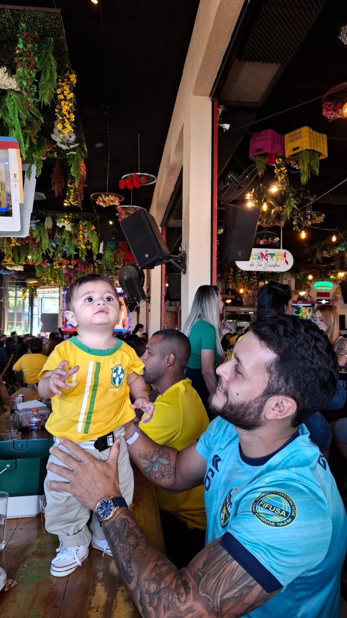 O jogador de futsal Rafael Rodrigues levou o filho Henry para torcer pelo hexa