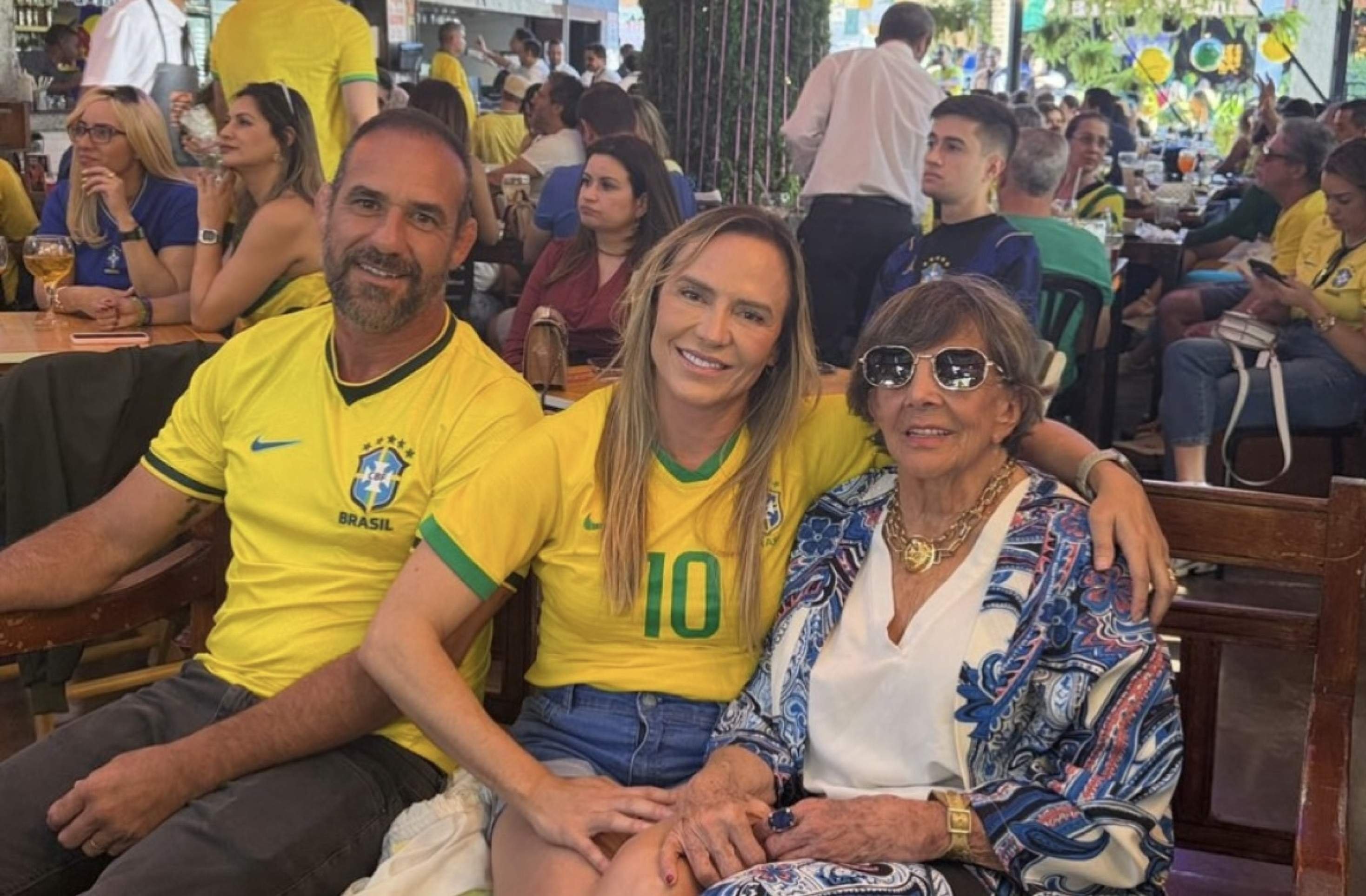 Governadora Celina Leão (PP) com o marido, Fabricio Faleiro, e a mãe, Maria Célia Leão: matriarca foi internada com fortes dores no peito -  (crédito: Fotos: Instagram)