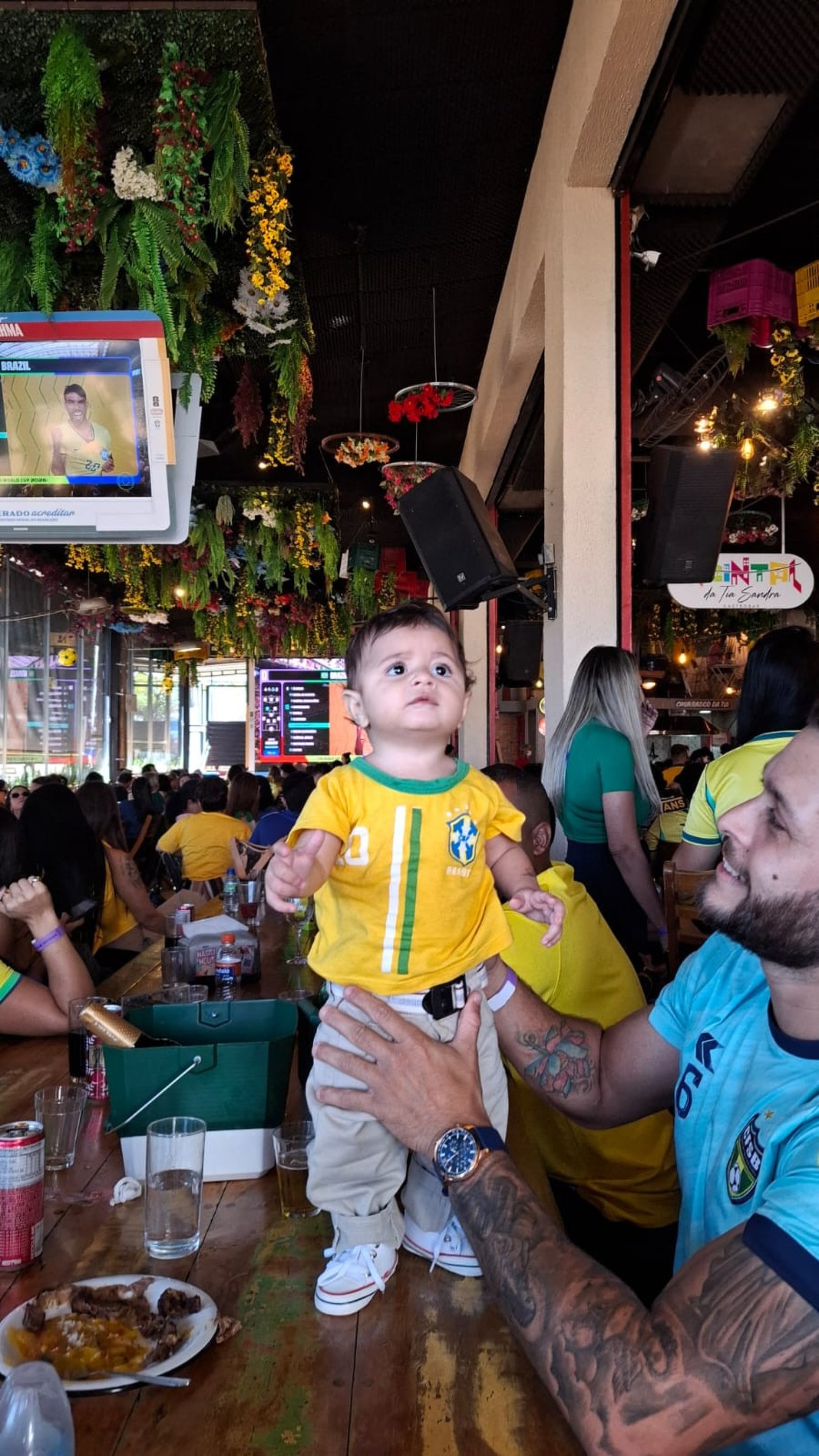 Jogador da sele&ccedil;&atilde;o brasileira de futsal, Rafael Rodrigues e o filho Henry