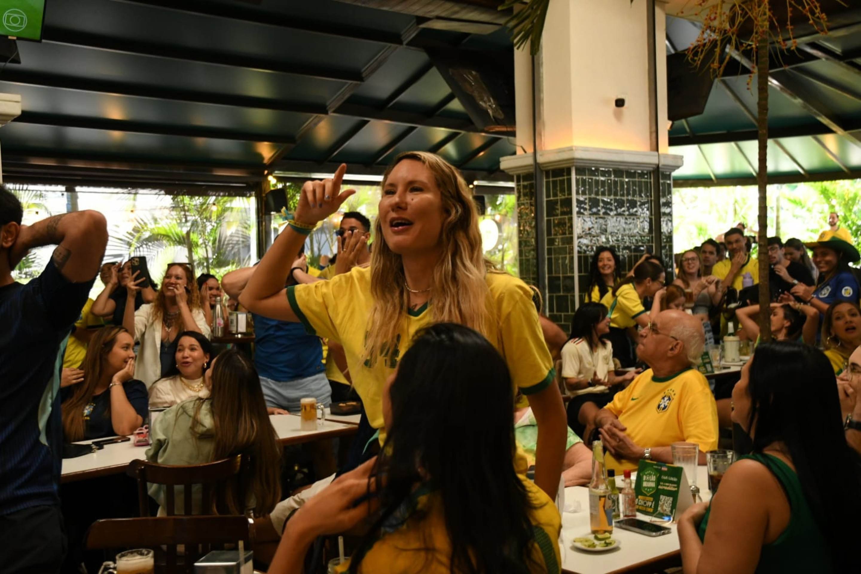 Torcedores no Bar Caju Lim&atilde;o