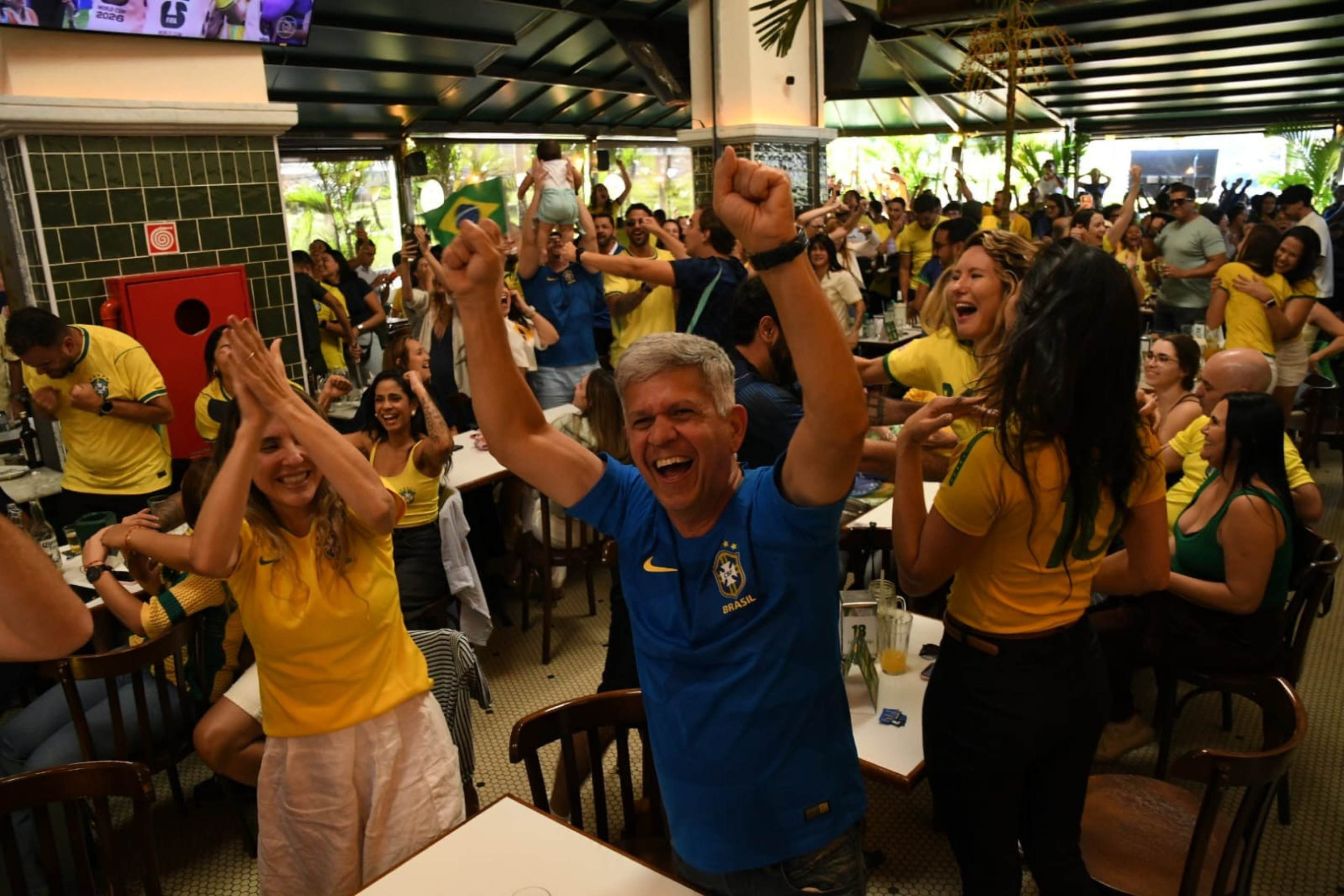 Torcedores no Bar Caju Lim&atilde;o