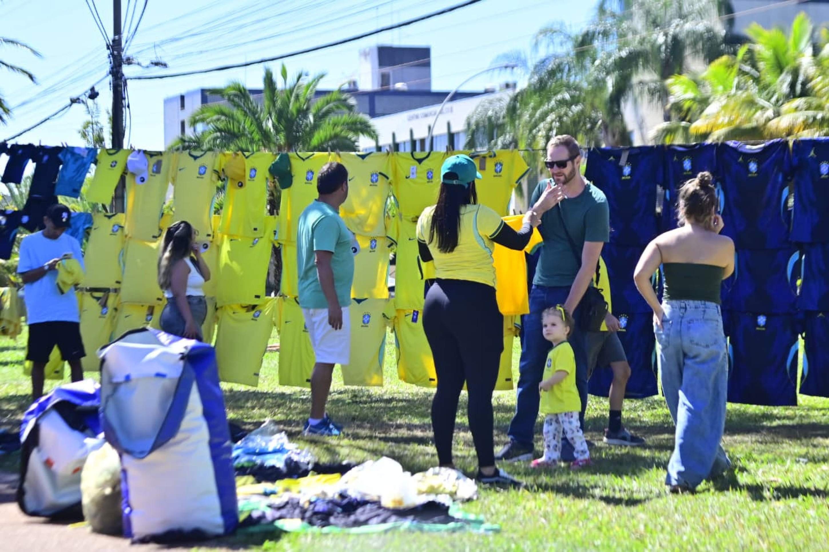  Na Avenida das Jaqueiras, no Cruzeiro, o movimento de vendedores ambulantes de camisas aumentou nesta segunda-feira (29/6).