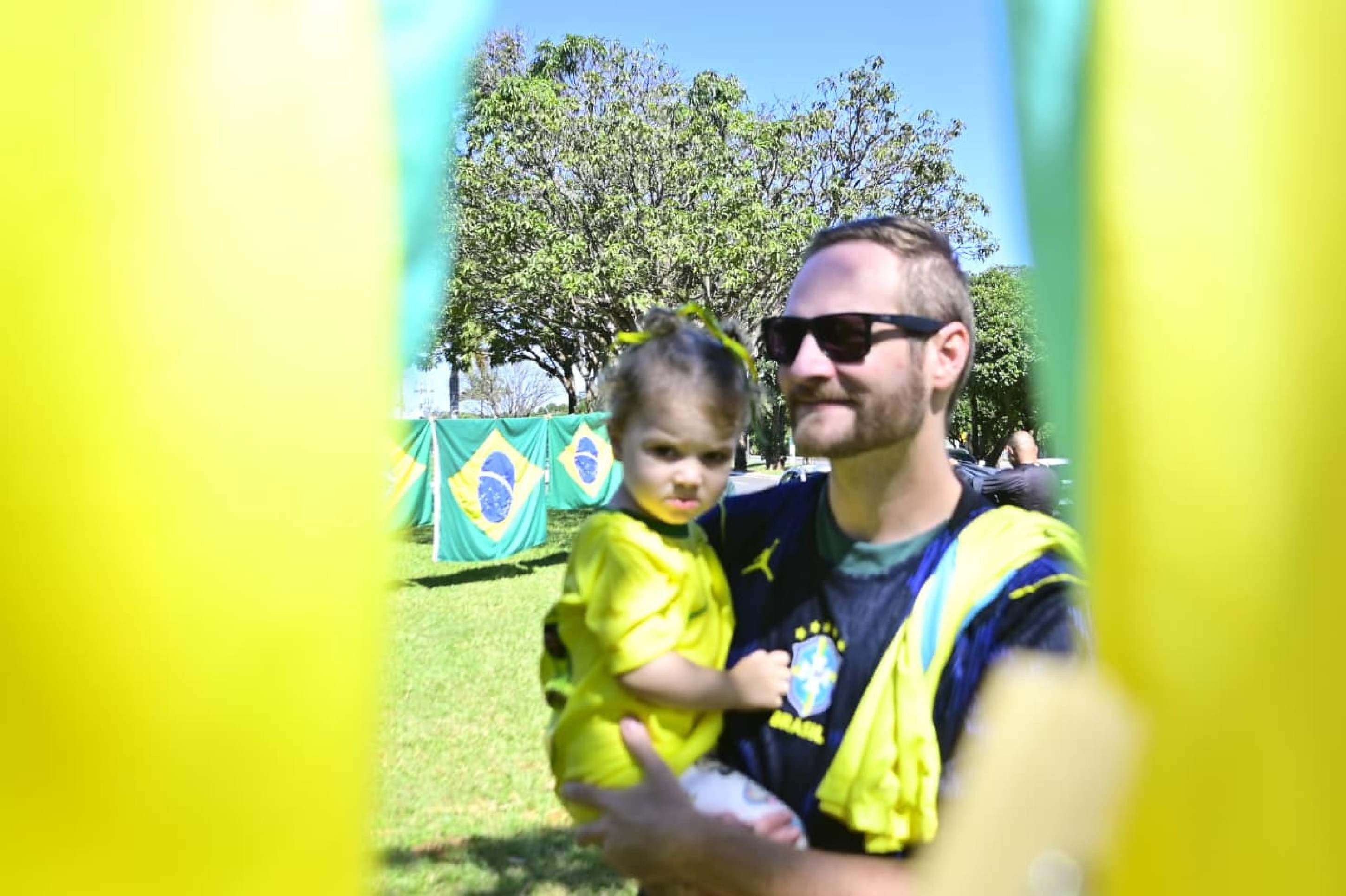 Pedro Bezerra compra camiseta para sua filha Maria Luiza poucas horas antes do in&iacute;cio da partida