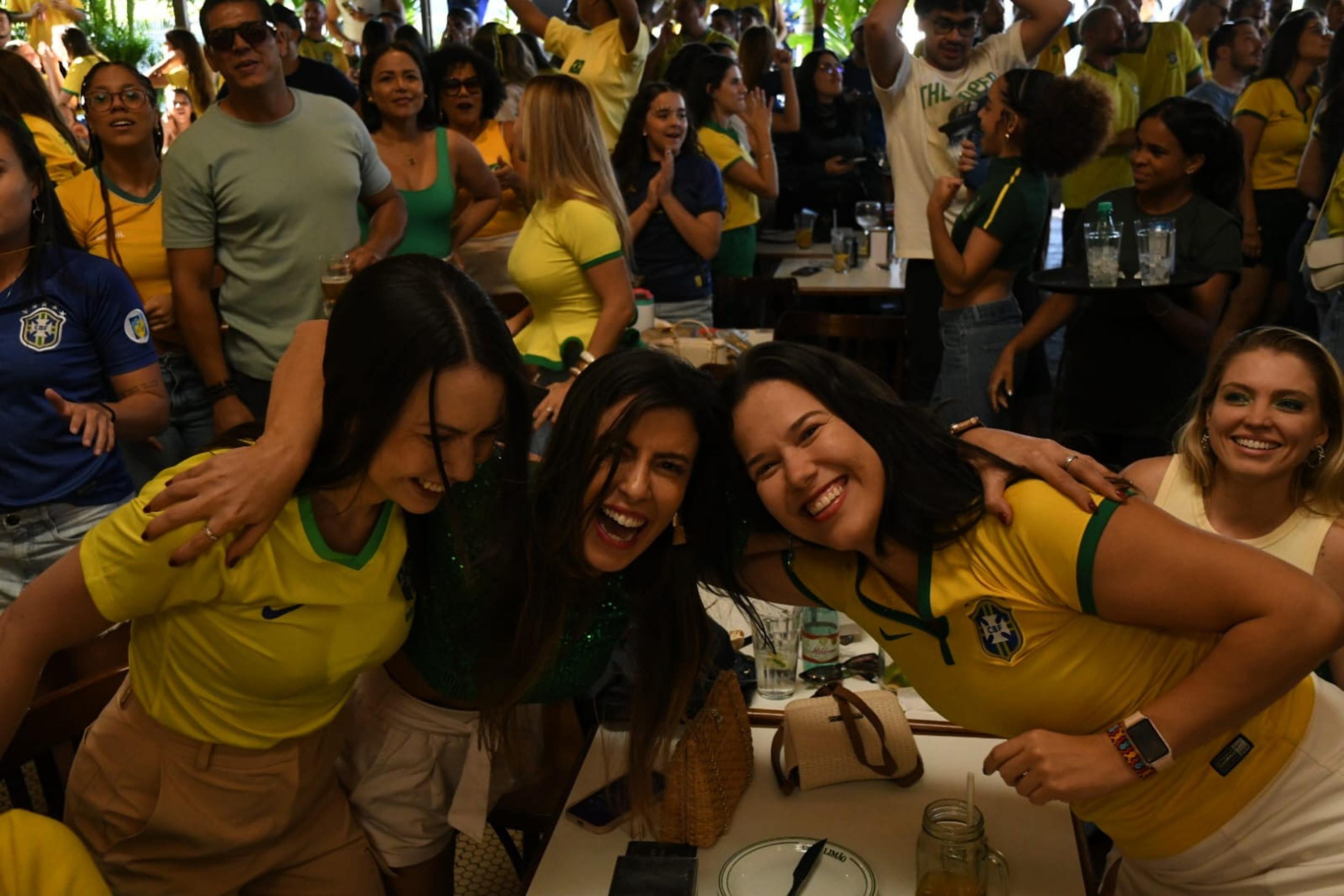 Rafaela (no centro) e Heloiza (&agrave; direita) celebram conquista da Sele&ccedil;&atilde;o