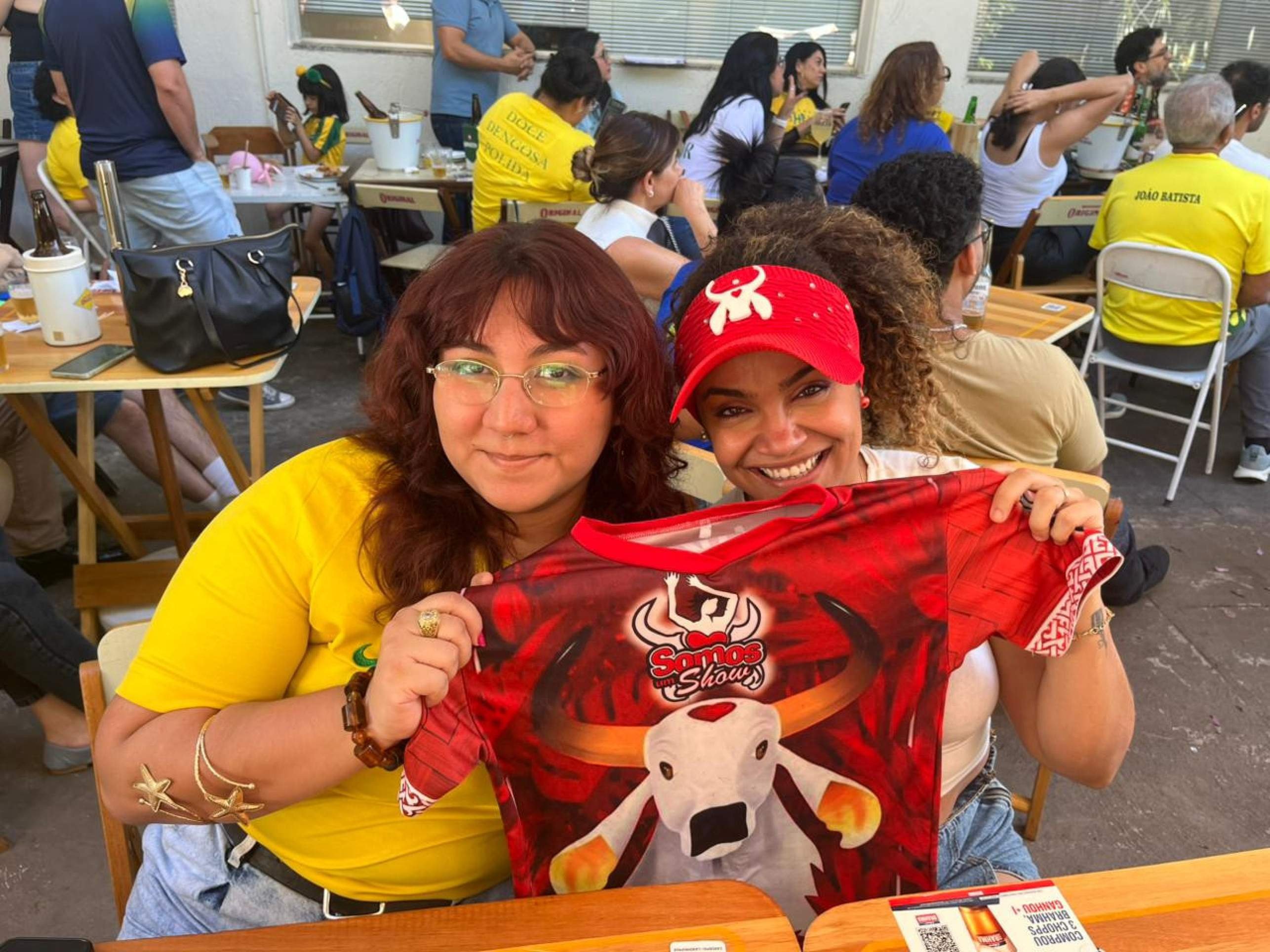 Luisa Xaichav&ouml; (&agrave; esquerda) e a madrasta, Priscila Peixoto, tamb&eacute;m aguardavam a disputa do Festival de Parintins