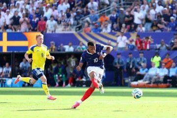 O craque Mbapp&eacute; marca dois na vit&oacute;ria por 3 X 0 sobre a Su&eacute;cia e consolida a Fran&ccedil;a como a mais forte candidata ao t&iacute;tulo Mundial deste ano -  (crédito: Dan Mullan/AFP)