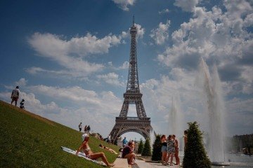 Torre Eiffel cresce 10 centímetros devido a onda de calor extremo que atinge Europa 
       -  (crédito:  AFP)