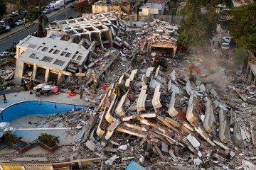 Esta vista aérea mostra edifícios destruídos após dois terremotos consecutivos em Caraballeda, no estado de La Guaira, Venezuela, em 29 de junho de 2026       -  (crédito: MIGUEL MEDINA / POOL / AFP)