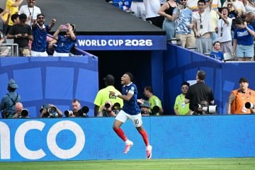 Kylian Mbappé comemora o terceiro gol marcado a favor da França na vitória por 3 x 0 sobre a Suécia, em confronto válido pela segunda fase da Copa do Mundo de 2026, o segundo dele no jogo.  -  (crédito:  AFP)