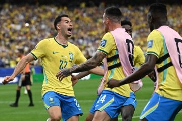 Gabriel Martinelli saiu do banco para resolver e comemorou com os companheiros       -  (crédito: Paul Ellis/AFP)