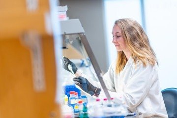 O trabalho se baseia em ciência laboratorial, ensaios clínicos e dados 
de eficácia no 
mundo real  -  (crédito: Anna Blakney trabalhando em um laboratório na UBC. )