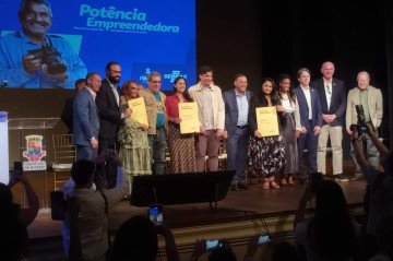 Microempreendedoras recebem primeiros cart&otilde;es lan&ccedil;ados pelo Sebrae para fortalecer classe C em cerim&ocirc;nia no Theatro Municipal de Niter&oacute;i -  (crédito: Raphael Pati/CB/D.A Press)