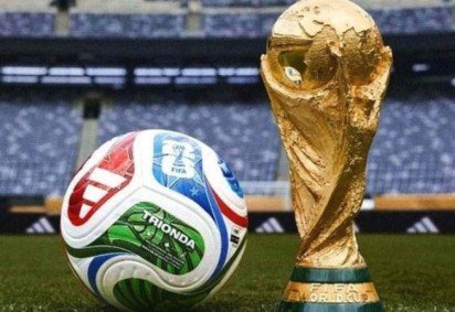A taça da Copa do Mundo ao lado da bola oficial da edição de 2026 da competição, a Trionda -  (crédito: Divulgação/Adidas)