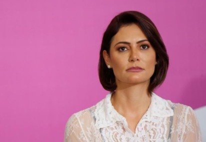 Michelle Bolsonaro ao lado de seus aliados, o senador Eduardo Girão (Novo-CE) e a vereadora de Fortaleza Pricilla Costa (PL-CE), vice-presidente do PL Mulher -  (crédito: Reprodução Instagram/Michelle Bolsonaro)