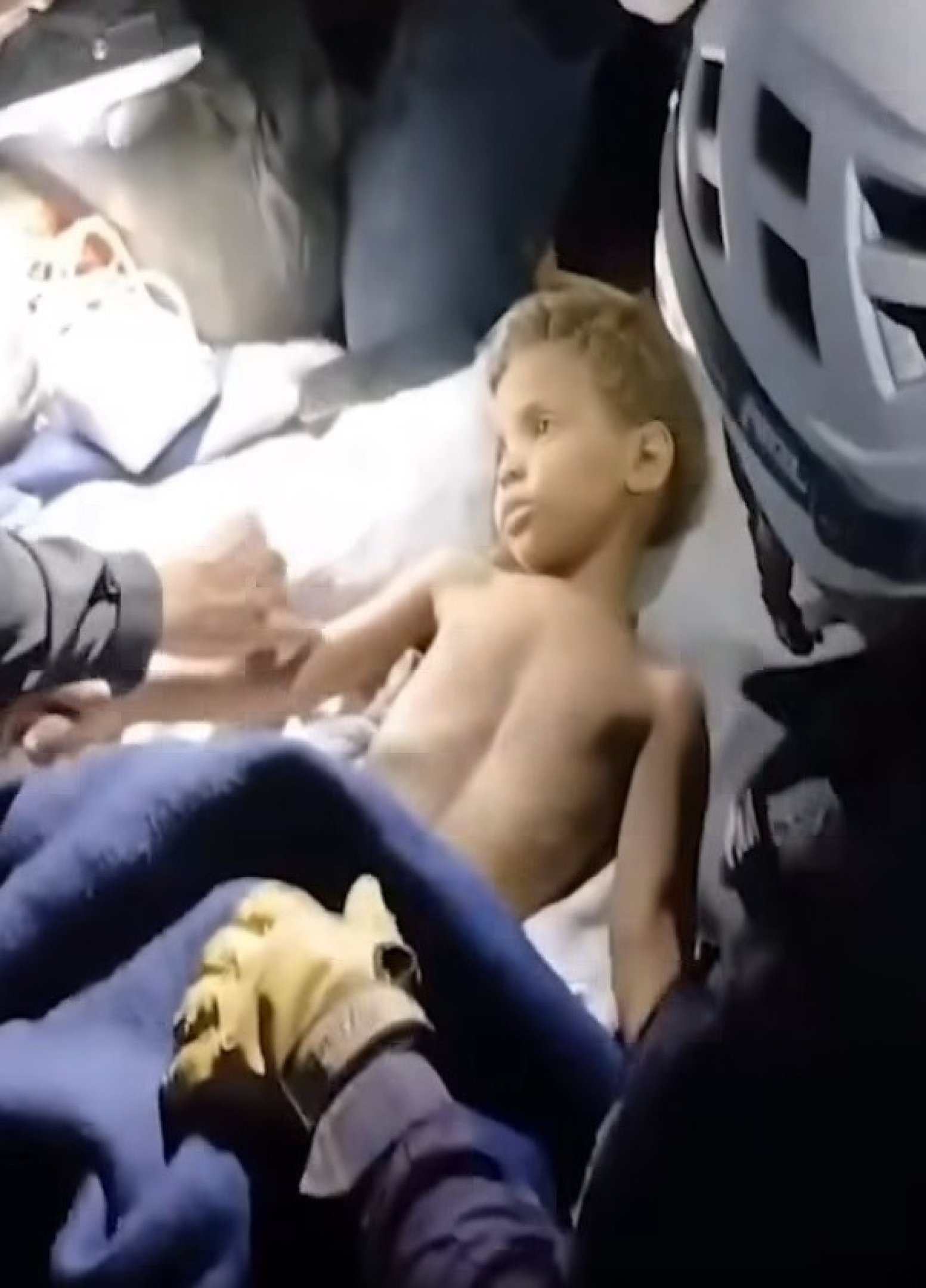  Kleiber Mor&aacute;n, 3 anos, &eacute; resgatado com vida de escombros na Venezuela 