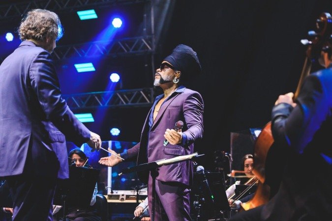 Maetro Rodrigo Toffolo, ao lado de Brown, conduziu 34 músicos 