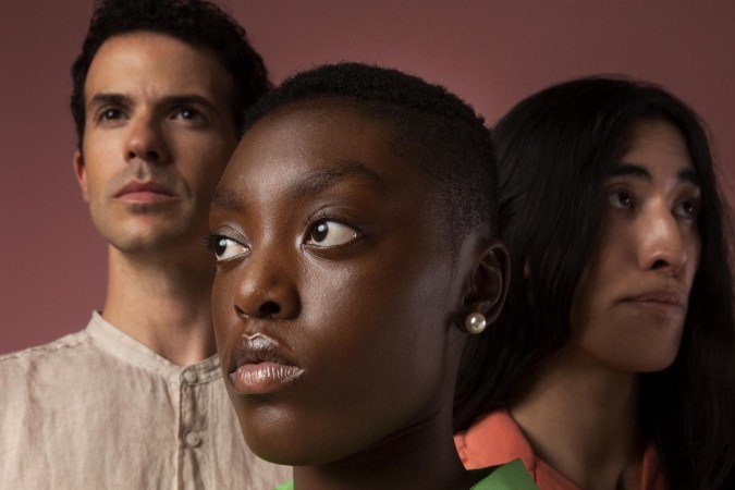 Mulheres, especialmente as negras, concentram a maior carga de trabalho doméstico e de cuidados -  (crédito: Reprodução/Freepik)