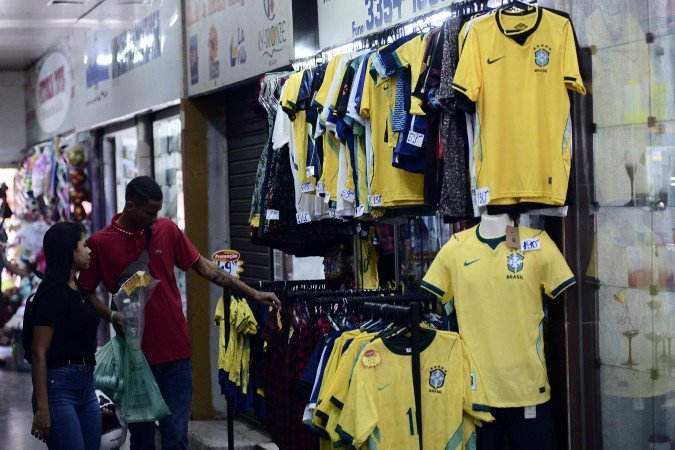 No Mercado Norte de Taguatinga, camisa amarela é a mais cobiçada - (crédito: Minervino Júnior/CB/D.A.Press) No Mercado Norte de Taguatinga, camisa amarela é a mais cobiçada - (crédito: Minervino Júnior/CB/D.A.Press)