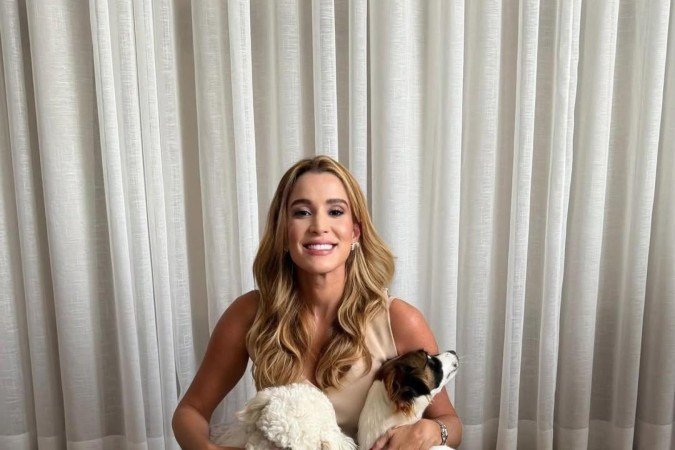 A tutora Danielle Maia com seus pets: busca de ajuda profissional para as gatas