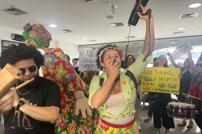 Agentes culturais reivindicam assinatura de contratos e pagamento dos recursos do FAC - (crédito: Gabriela Cidade) Agentes culturais reivindicam assinatura de contratos e pagamento dos recursos do FAC - (crédito: Gabriela Cidade)