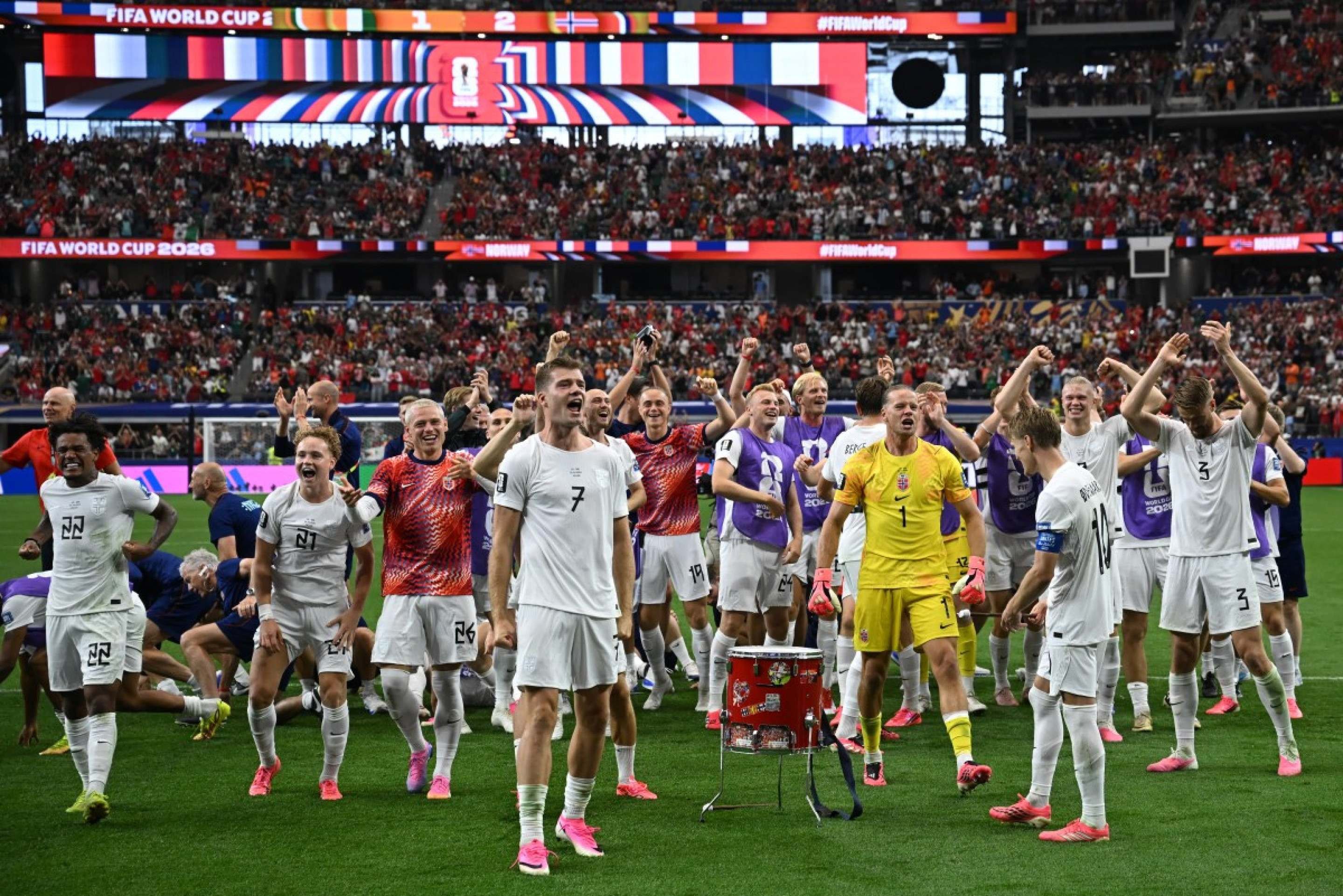 Jogadores da Noruega celebram ap&oacute;s vit&oacute;ria sobre a Costa do Marfim
