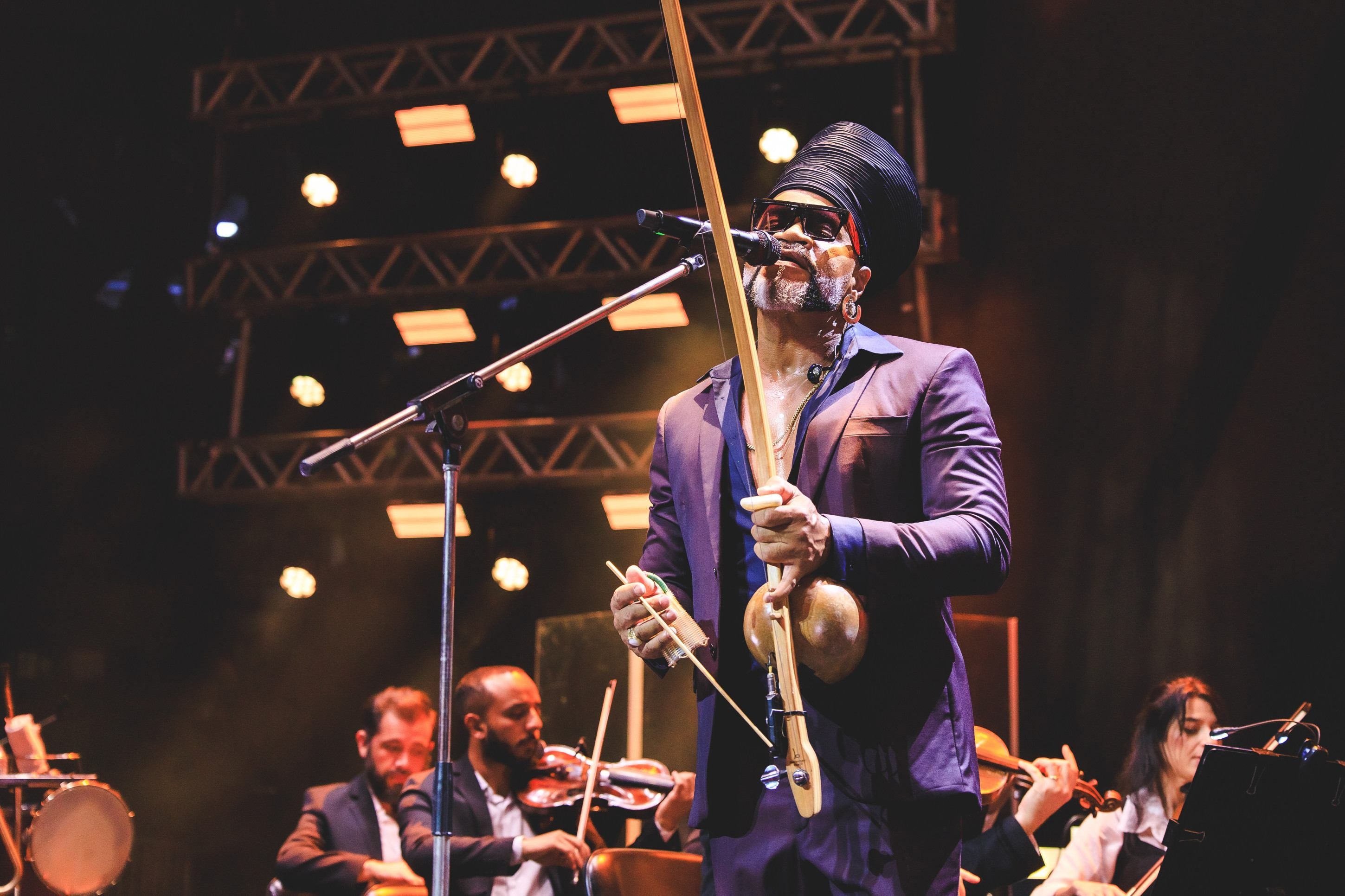Em novo disco, Carlinhos Brown cria conceito com referências brasileiras