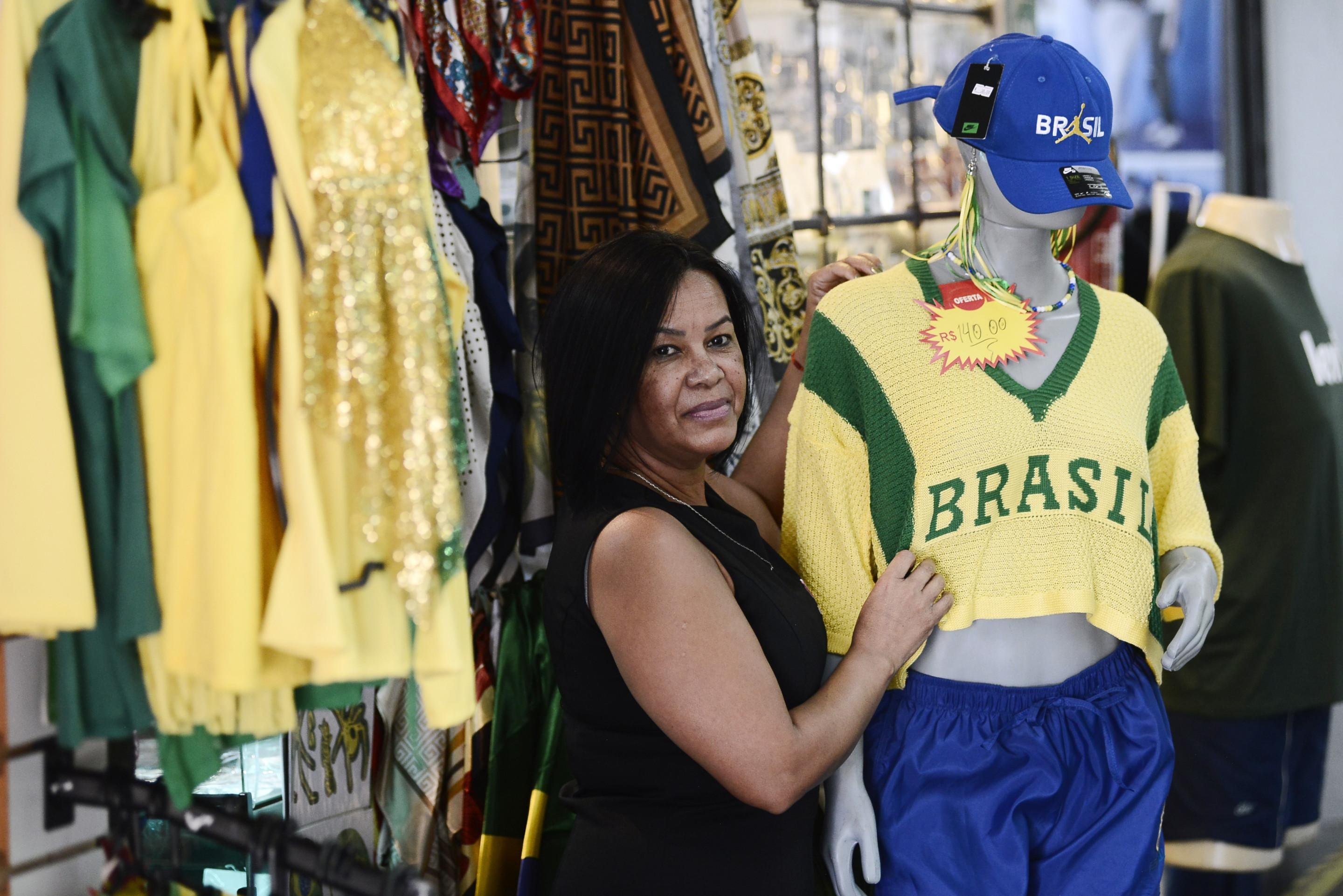Vendedora Edna Antunes, do Atacadão Biju do Mercado Norte, comemora aumento das vendas 30/06/2026. A caçada á camisa oficial (e as réplicas) e aos adereços para torcer pelo Brasil na Copa. Edna Antunes Foto: Minervino Júnior