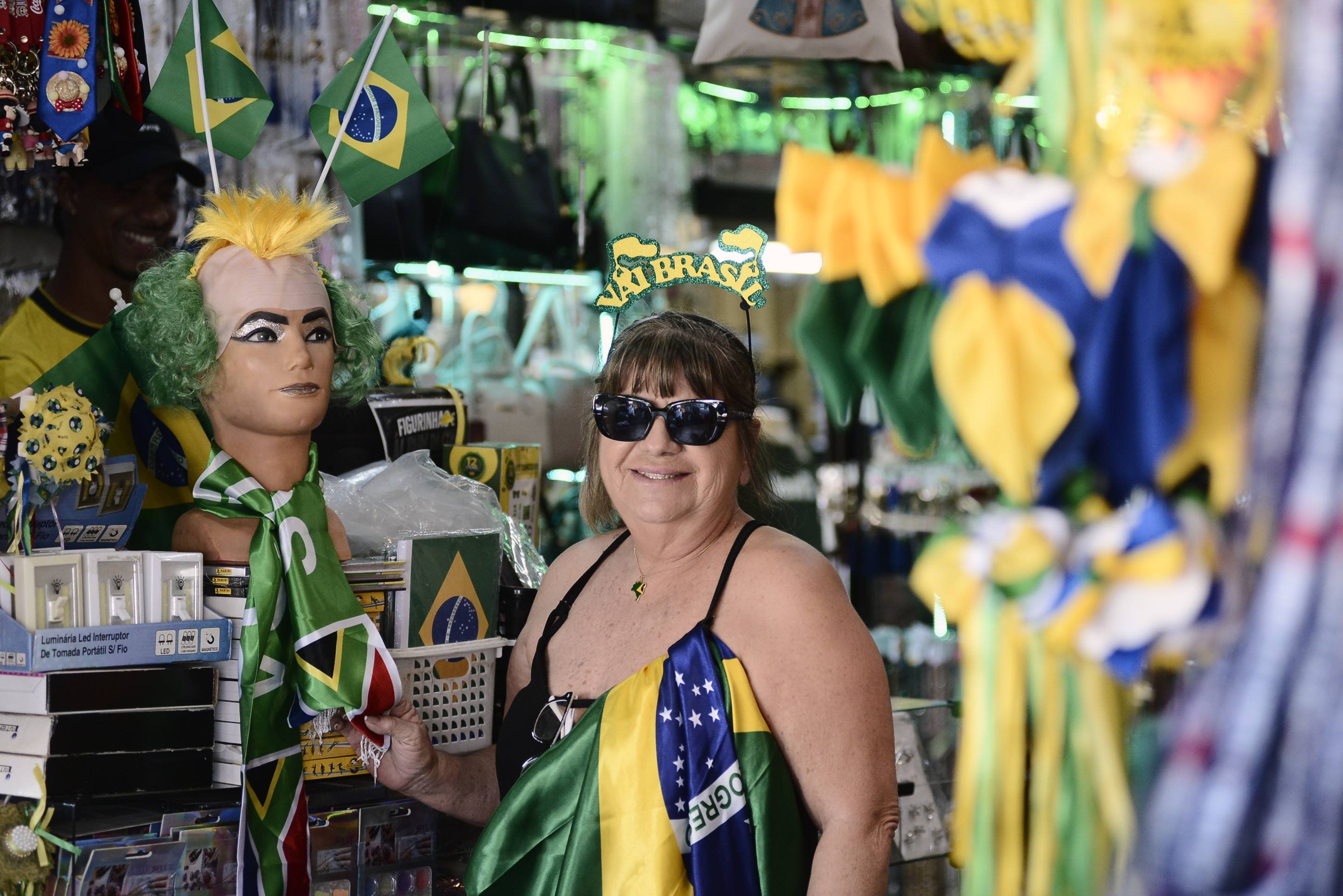 A vendedora Matilde Moura diz que a Copa é o melhor período de vendas na loja Atacadão Biju, no Mercado Norte 30/06/2026. A caçada á camisa oficial (e as réplicas) e aos adereços para torcer pelo Brasil na Copa. Matilde Moura Foto: Minervino Júnior