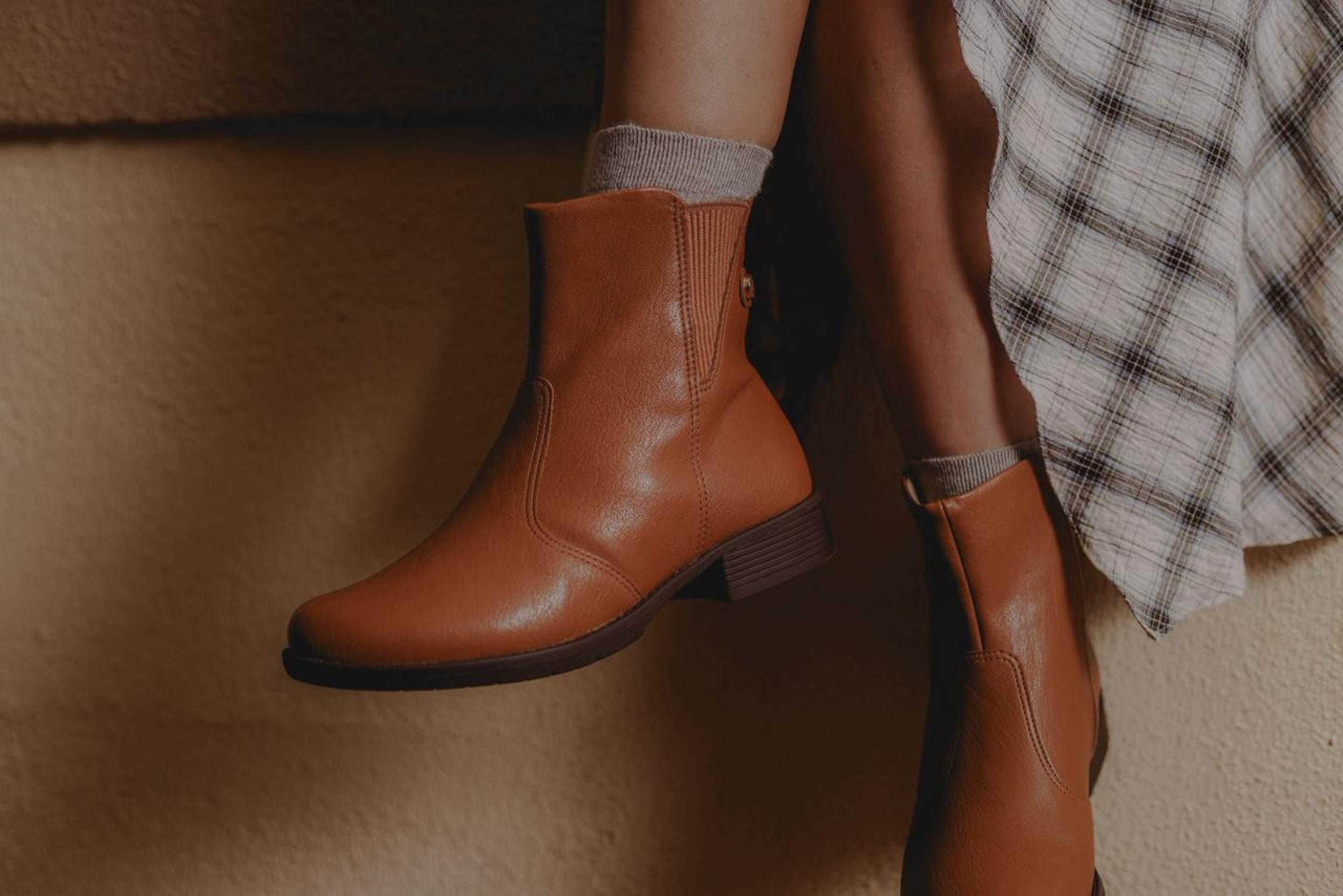 Botas cano baixo e com o bico arredondado combinam com vestidos e saias longas 