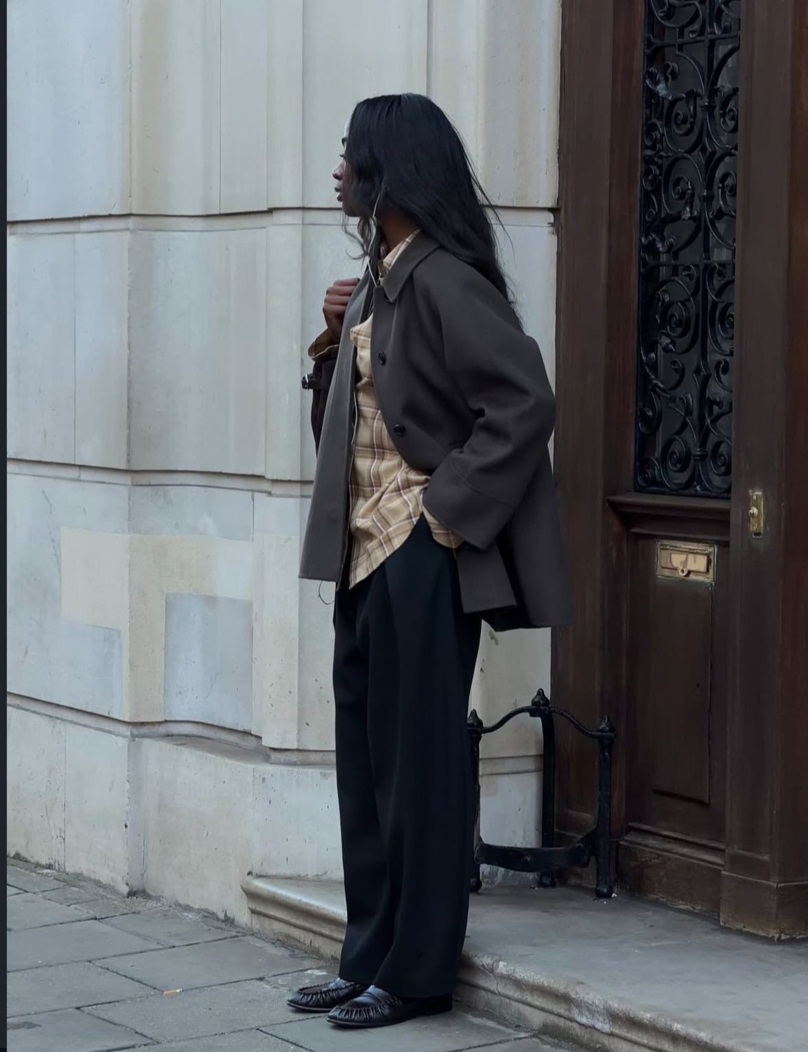 O trench coat e o xadrez tamb&eacute;m se sobressaem 
