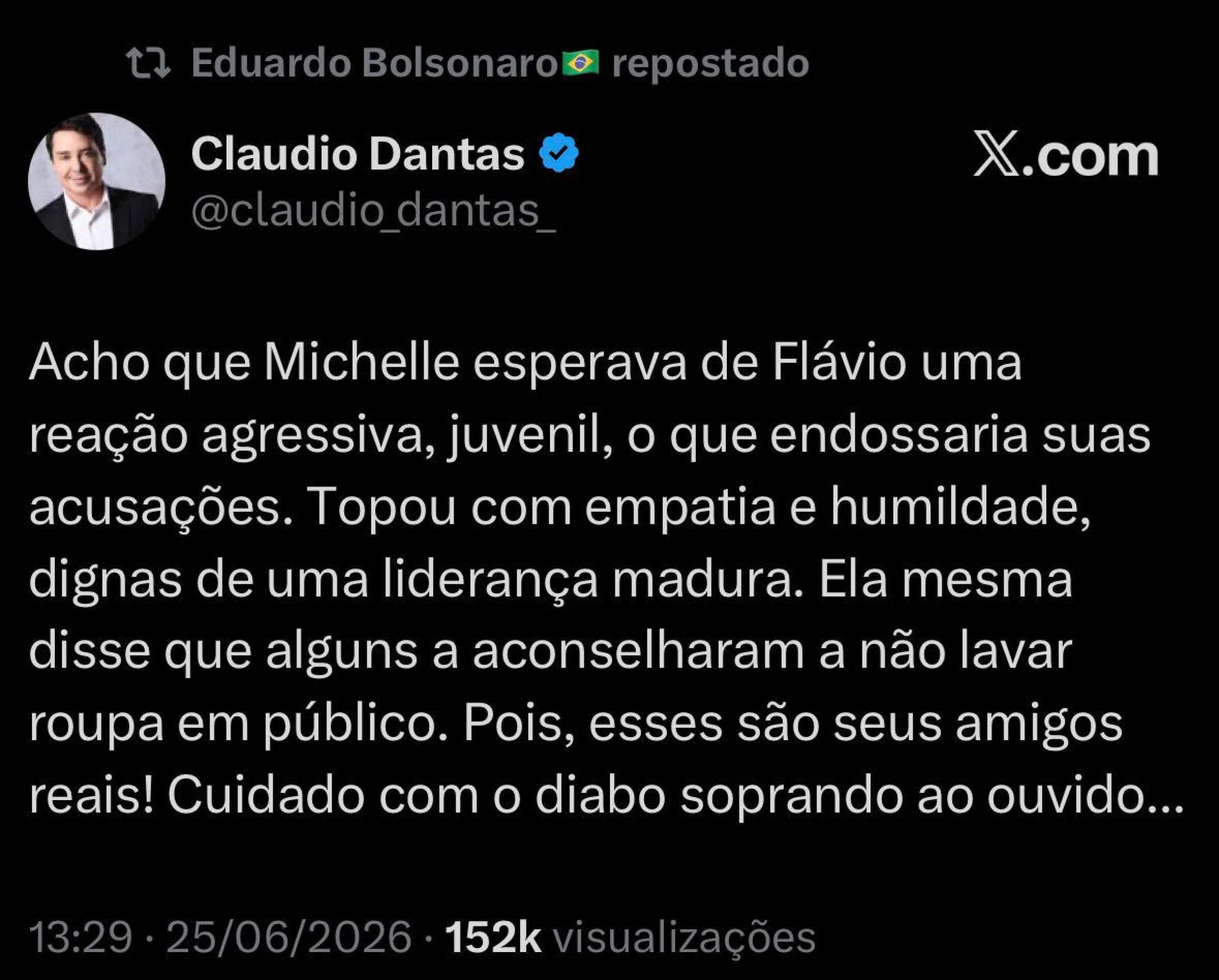 Postagem de jornalista sobre ex-primeira dama foi compartilhada por Eduardo Bolsonaro