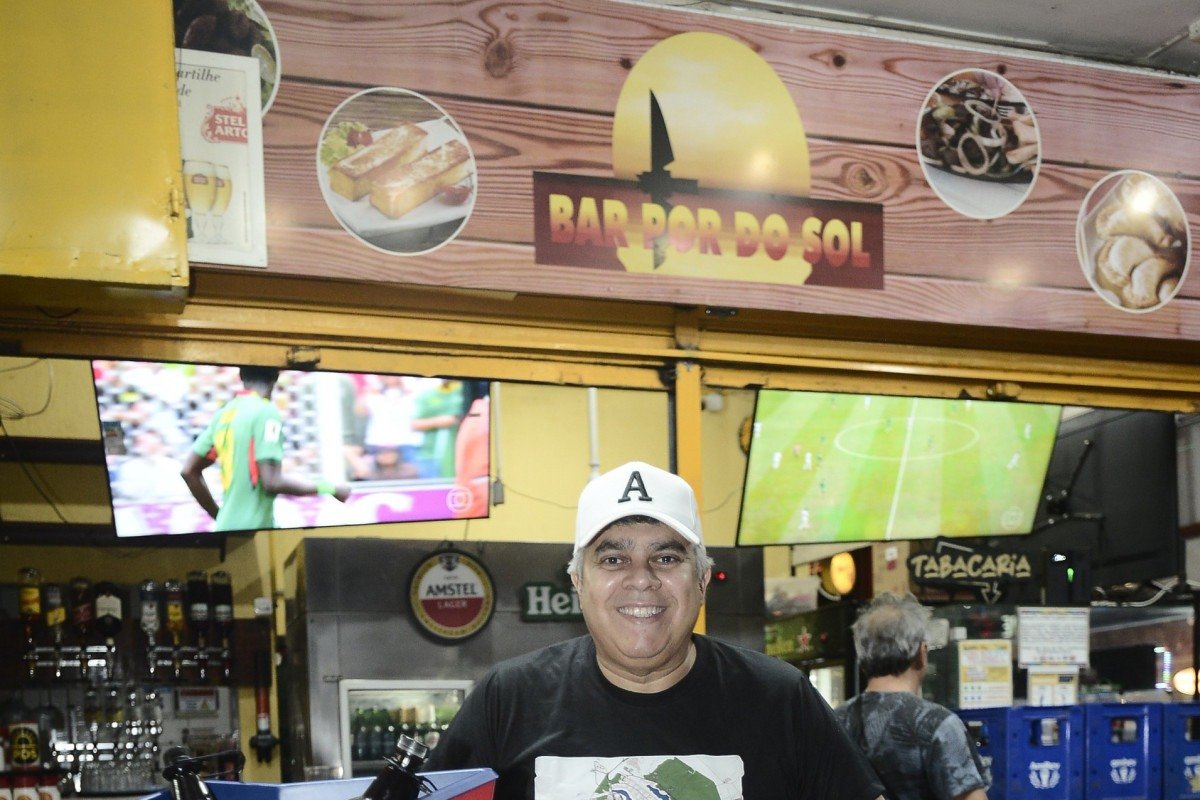  Artur C&eacute;zar, propriet&aacute;rio do bar P&ocirc;r do Sol, vai sortear brindes no jogo do Brasil