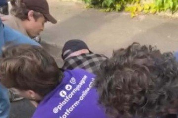 Testemunhas agiram rápido para desarmar e imobilizar o agressor de Emily Rocha. - (crédito: Redes Sociais) Testemunhas agiram rápido para desarmar e imobilizar o agressor de Emily Rocha. - (crédito: Redes Sociais)