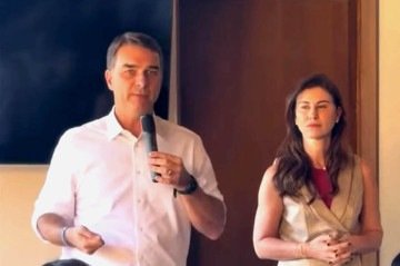 Flávio durante a reunião: 'Eu quero garantir a todas vocês aqui: a única relação que eu tenho com o Vorcaro é sobre o filme do meu pai' - (crédito: Reprodução/Instagram) Flávio durante a reunião: 'Eu quero garantir a todas vocês aqui: a única relação que eu tenho com o Vorcaro é sobre o filme do meu pai' - (crédito: Reprodução/Instagram)