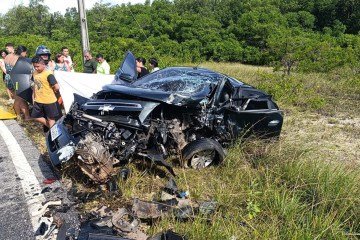 Colisão provocou a destruição total do automóvel ocupado pela família -  (crédito: Reprodução)