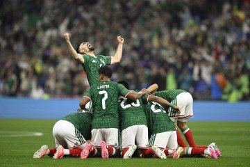  Mexico players celebrate after forward #09 Raul Jimenez (unseen) scores his team?s second goal during the 2026 World Cup round of 32 football match between Mexico and Ecuador at the Mexico City Stadium in Mexico City on June 30, 2026.  (Photo by Alfredo ESTRELLA / AFP)
       -  (crédito: AFP)