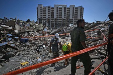 Equipes de resgate e voluntários buscam pessoas desaparecidas entre os escombros na praia de Los Cocos, em Caraballeda, no estado de La Guaira, Venezuela, em 1º de julho de 2026 - (crédito: JUAN BARRETO / AFP) Equipes de resgate e voluntários buscam pessoas desaparecidas entre os escombros na praia de Los Cocos, em Caraballeda, no estado de La Guaira, Venezuela, em 1º de julho de 2026 - (crédito: JUAN BARRETO / AFP)