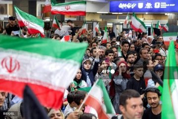 Centenas de torcedores receberam em festa os jogadores da seleção iraniana nesta quarta-feira (1º) -  (crédito:  AFP)