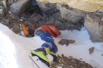 Mistério sobre o 'alpinista da botas verdes' no Everest é desvendado após três décadas - (crédito: Reprodução) Mistério sobre o 'alpinista da botas verdes' no Everest é desvendado após três décadas - (crédito: Reprodução)