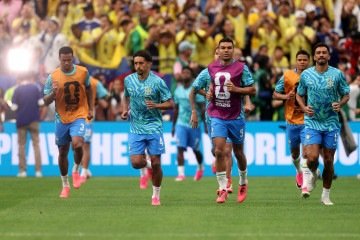 Casemiro (de colete roxo) faz aquecimento entre Marquinho (E) e Danilo, antes do jogo com o Japão: veteranos têm a confiança de Ancelotti - (crédito: Lars Baron/AFP) Casemiro (de colete roxo) faz aquecimento entre Marquinho (E) e Danilo, antes do jogo com o Japão: veteranos têm a confiança de Ancelotti - (crédito: Lars Baron/AFP)