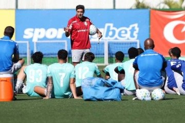 Abel Ferreira orienta elenco do Palmeiras no treino desta quarta-feira (1) - (crédito: Foto: Cesar Greco/Palmeiras) Abel Ferreira orienta elenco do Palmeiras no treino desta quarta-feira (1) - (crédito: Foto: Cesar Greco/Palmeiras)