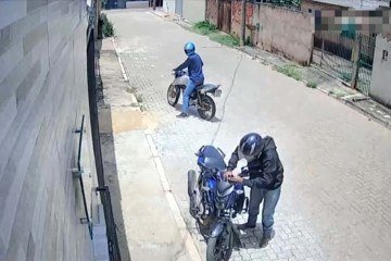 Durante as investigações, policiais interceptaram um caminhão-baú carregado com motocicletas furtadas no dia anterior - (crédito: Divulgação/PCDF) Durante as investigações, policiais interceptaram um caminhão-baú carregado com motocicletas furtadas no dia anterior - (crédito: Divulgação/PCDF)