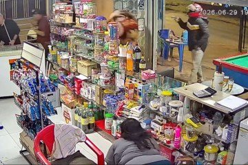 Antes de fugir, o suspeito roubou o aparelho celular de uma das vítimas e deixou o estabelecimento em uma motocicleta. O homem segue foragido - (crédito: Material cedido ao Correio) Antes de fugir, o suspeito roubou o aparelho celular de uma das vítimas e deixou o estabelecimento em uma motocicleta. O homem segue foragido - (crédito: Material cedido ao Correio)