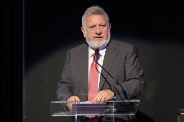 Carlos Vieira ressaltou a atuação do governo federal nas políticas habitacionais e a importância do FGTS para o financiamento da moradia no país
- (crédito: Créditos: Robson Cesco/CAIXA) Carlos Vieira ressaltou a atuação do governo federal nas políticas habitacionais e a importância do FGTS para o financiamento da moradia no país
- (crédito: Créditos: Robson Cesco/CAIXA)