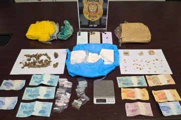 Opera&ccedil;&atilde;o ocorreu em Planaltina. Foram apreendidas barras de coca&iacute;na, por&ccedil;&otilde;es de crack e skunk, uma balan&ccedil;a de precis&atilde;o, embalagens utilizadas para comercializa&ccedil;&atilde;o de drogas, tr&ecirc;s celulares e R$ 501 -  (crédito: PCDF/Divulga&ccedil;&atilde;o)