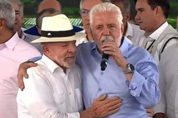 Ex-líder do governo no Senado discursou em ato realizado pelo governo em hospital
- (crédito: Reprodução) Ex-líder do governo no Senado discursou em ato realizado pelo governo em hospital
- (crédito: Reprodução)