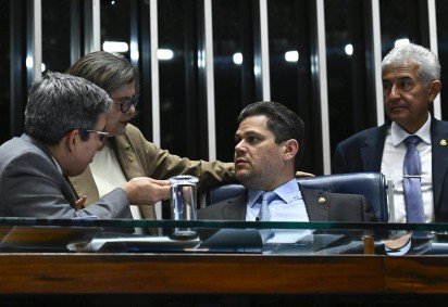 Teresa Leitão em conversa com Alcolumbre no Plenário. Segundo a senadora, 