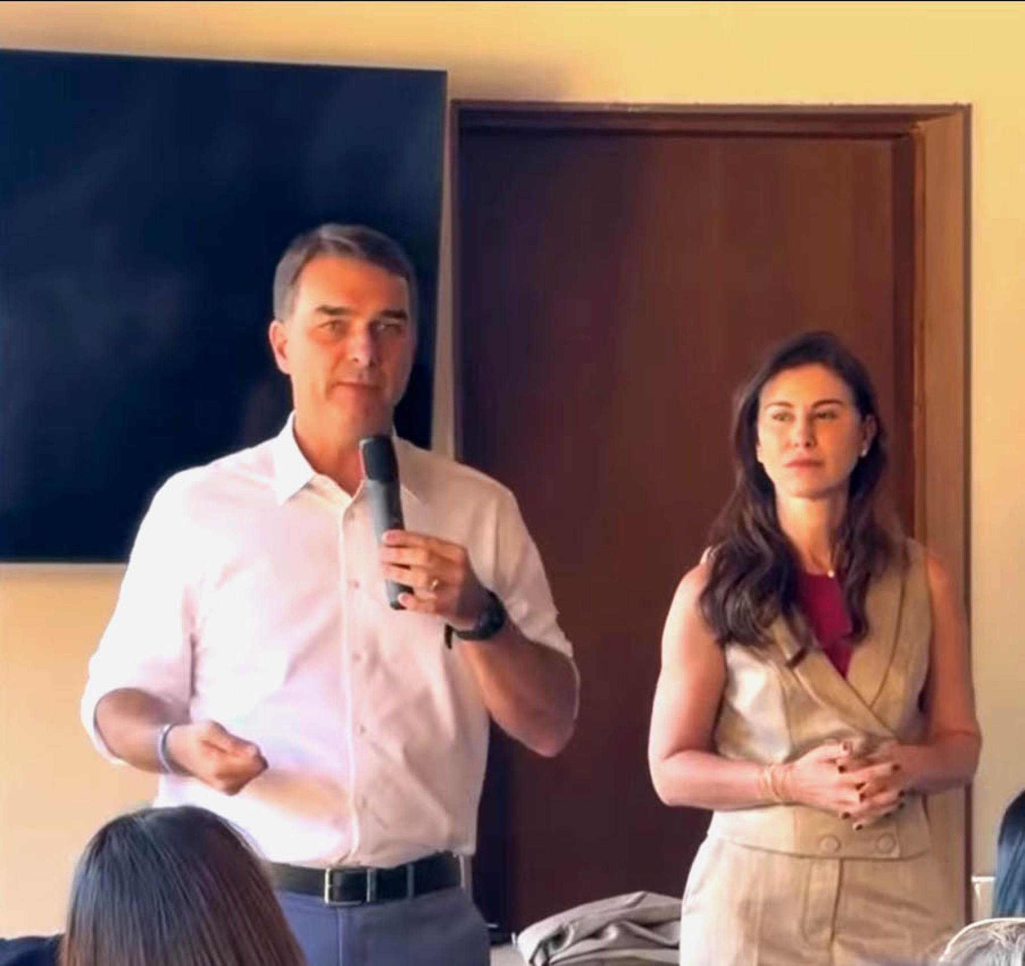 Flávio elogia mulheres, mas alfineta Michelle: 