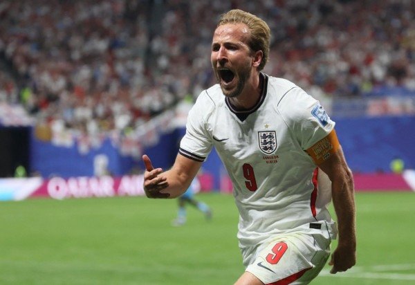 O atacante da Inglaterra, Harry Kane (nº 9), comemora o segundo gol de sua equipe durante a partida da fase de 32 da Copa do Mundo de 2026 entre Inglaterra e República Democrática do Congo, no Atlanta Stadium, em Atlanta, em 1º de julho de 2026       -  (crédito: ODD ANDERSEN / AFP)